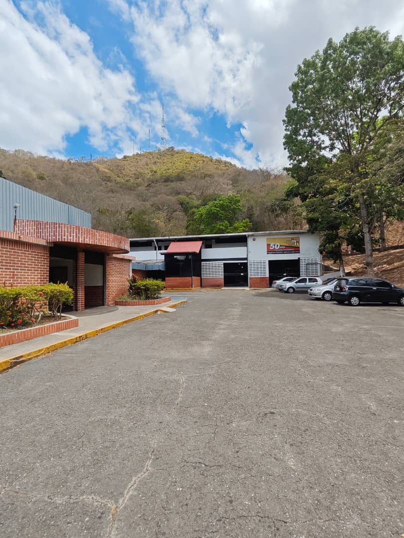 Fachada con estacionamiento